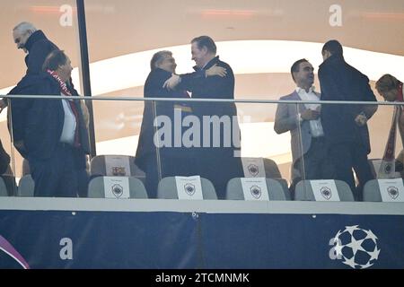 Antwerpen, Belgien. Dezember 2023. Barcas Präsident Joan Laporta und Antwerpener Besitzer Paul Gheysens vor einem Spiel zwischen der belgischen Fußballmannschaft Royal Antwerp FC und dem spanischen FC Barcelona in Antwerpen am Mittwoch, den 13. Dezember 2023, dem sechsten Tag der Gruppenphase der Champions League, in der Gruppe H. BELGA FOTO TOM GOYVAERTS Credit: Belga News Agency/Alamy Live News Stockfoto