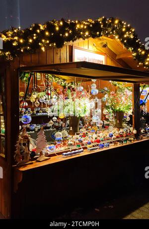 BERLIN, DEUTSCHLAND - 1. DEZEMBER 2023: Beleuchteter Stand mit traditioneller Dekoration auf dem Weihnachtsmarkt im Berliner Rathaus am Alexanderplatz Stockfoto