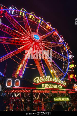 BERLIN, DEUTSCHLAND - 1. DEZEMBER 2023: Beleuchtetes riesiges 50 Meter hohes Panorama-Riesenrad auf dem Weihnachtsmarkt am Berliner Rathaus nahe dem Alexanderplatz Stockfoto