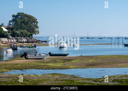 Strandhäuser in der Bucht von Arcachon mit vielen Fischerbooten und Austernfarmen, Halbinsel Cap Ferret, Frankreich, südwestlich von Bordeaux entlang Frankreichs Atlanti Stockfoto