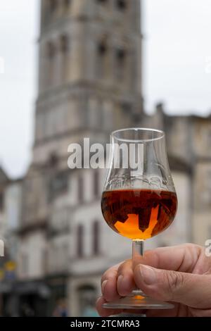 Verkostung von in Fässern gereiftem Cognac-Alkohol und Blick auf alte Straßen und Häuser in der Stadt Cognac, Grand Champagne, Charente, Destillat mit starken Spirituosen Stockfoto