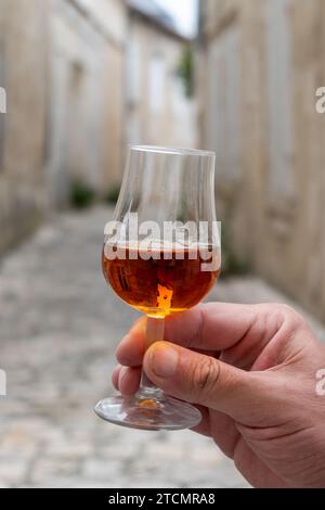 Verkostung von in Fässern gereiftem Cognac-Alkohol und Blick auf alte Straßen und Häuser in der Stadt Cognac, Grand Champagne, Charente, Destillat mit starken Spirituosen Stockfoto