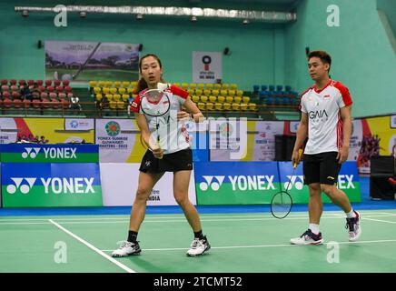 Terry Hee Yong Kai und Jessica Tan Wei Han aus Singapur spielen im Finale des Yonex-Sunrise Guwahati Masters 2023 Super 100 Mix Doppel Badminton Turniers im Sarju Sarai Indoor Sports Complex gegen Mads Vestergaard und Christine Busch (nicht abgebildet) aus Dänemark. Terry Hee Yong Kai und Jessica Tan Wei Han gewannen 21:19,21:11. Stockfoto