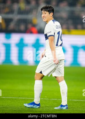 Dortmund, Deutschland. Dezember 2023. DORTMUND, DEUTSCHLAND - 13. DEZEMBER: Lee Kang-in aus Paris Saint-Germain sieht beim Spiel der UEFA Champions League Gruppe F zwischen Borussia Dortmund und Paris Saint-Germain am 13. Dezember 2023 im Signal Iduna Park in Dortmund (Foto: Rene Nijhuis/BSR Agency) Credit: BSR Agency/Alamy Live News Stockfoto