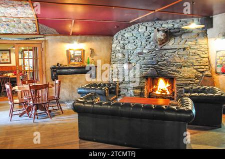 Innenraum mit Kaminfeuer im historischen Cardrona Hotel, Cardrona, Otago Region, Südinsel, Neuseeland Stockfoto