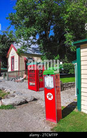 Old General Mechant Post & Telegraph Store, Benzinpumpe und Telefonbox neben Cardrona Hotel, Cardrona, Otago Region, Südinsel, Neuseeland Stockfoto