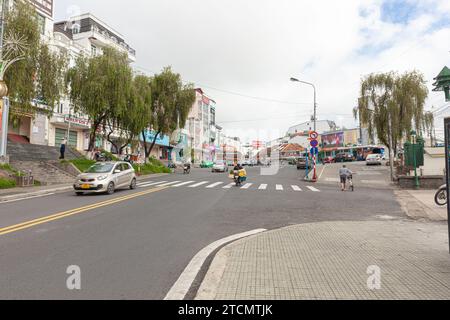 Da Lat City, Vietnam, 27. Mai 2023 : der Hang, der am frühen Morgen zum Zentrum von Hoa Binh führt Stockfoto