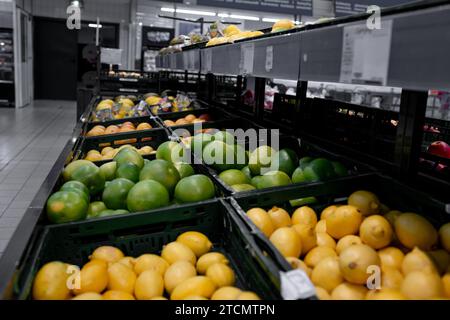 Im Supermarkt Gibt Es Bunte Zitrusfrüchte Und Kürbisse Stockfoto