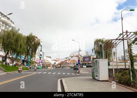 Da Lat City, Vietnam, 27. Mai 2023 : der Hang, der am frühen Morgen zum Zentrum von Hoa Binh führt Stockfoto