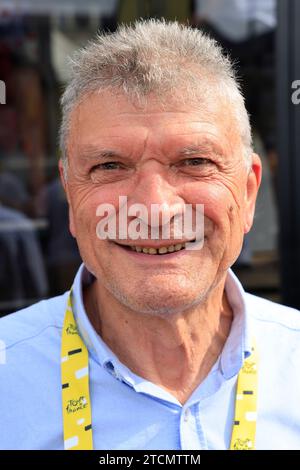 Bernard Thévenet Doppelsieger der Tour de France (1975 und 1977) während der Tribut an Radsportmeister Raymond Poulidor vor den s Stockfoto