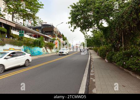 Da Lat City, Vietnam, 27. Mai 2023 : der Hang, der am frühen Morgen zum Zentrum von Hoa Binh führt Stockfoto