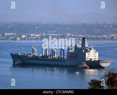 Der Auffüllöler USNS Henry J. Kaiser (TAO-187) des militärischen Sealift Command erreicht den Tankpier La Playa in San Diego. Kaiser übernimmt die Rolle des Duty Oiler und erbringt Logistikdienstleistungen für die Schiffe der Dritten Flotte der US Navy. Stockfoto