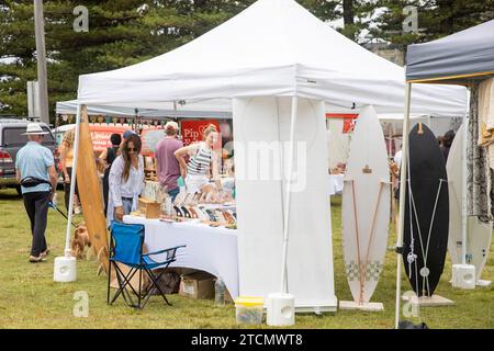 Palm Beach Market in Sydney mit Händlern, die Geschenke verkaufen, NSW, Australien, 2023 Stockfoto