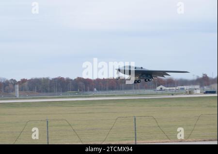 Ein B-2 Spirit-Tarnbomber der US Air Force startet am 9. November 2023 auf der Whiteman Air Force Base, Mo. Die B-2 startete zu einem Incentive-Flug für einen Airman, der den Dedicated Crew Chief of the Year Award der Anlage gewann. (U.S. Air Force by Airman 1st Class Joseph Garcia) Stockfoto