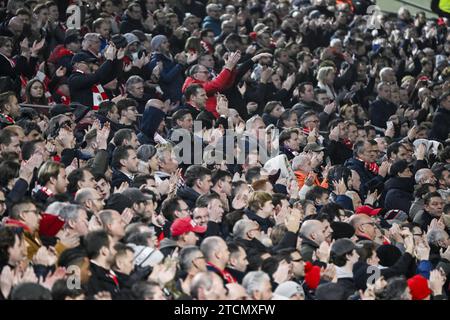 Antwerpen, Belgien. Dezember 2023. Die Fans Antwerpens wurden während eines Spiels zwischen dem belgischen Fußballverein Royal Antwerp FC und dem spanischen FC Barcelona in Antwerpen am Mittwoch, dem 13. Dezember 2023, dem sechsten Tag der Gruppenphase der Champions League, in der Gruppe H. BELGA FOTO TOM GOYVAERTS Credit: Belga News Agency/Alamy Live News Stockfoto