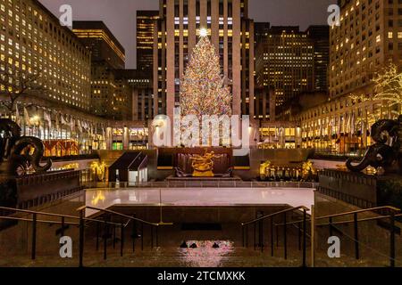 Rockefeller Center während der Weihnachtszeit mit dem beleuchteten Baum und niemand auf der Eislaufbahn. Stockfoto