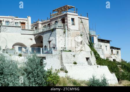 Der morgendliche Blick auf die traditionellen Gebäude der Stadt Uchisar, die teilweise in Felsen gehauen sind (Kappadokien, Türkei). Stockfoto