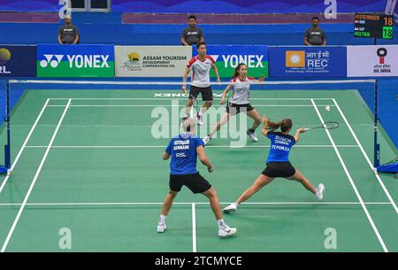 Terry Hee Yong Kai und Jessica Tan Wei Han (weiß/rot) aus Singapur spielen im Finale des Yonex-Sunrise Guwahati Masters 2023 Super 100 Mix Doppel Badminton Turniers im Sarju Sarai Indoor Sports Complex gegen Mads Vestergaard und Christine Busch aus Dänemark. Terry Hee Yong Kai und Jessica Tan Wei Han gewannen 21:19,21:11. (Foto: Biplov Bhuyan / SOPA Images/SIPA USA) Stockfoto