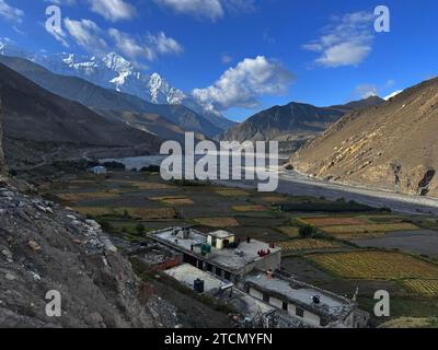 Blick auf den Nilgiri Gipfel von Kagbeni in der Kali Gandaki Schlucht von Lower Mustang, Nepal Stockfoto