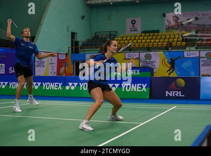 Guwahati, Indien. Dezember 2023. Mads Vestergaard und Christine Busch aus Dänemark spielen gegen Terry Hee Yong Kai und Jessica Tan Wei Han (nicht abgebildet) aus Singapur im Finale von Yonex-Sunrise Guwahati Masters 2023 Super 100 Mix Doppel Badminton Turnier im Sarju Sarai Indoor Sports Complex. Terry Hee Yong Kai und Jessica Tan Wei Han gewannen 21:19, 21:11. (Foto: Biplov Bhuyan/SOPA Images/SIPA USA) Credit: SIPA USA/Alamy Live News Stockfoto