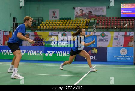 Guwahati, Indien. Dezember 2023. Mads Vestergaard und Christine Busch aus Dänemark spielen gegen Terry Hee Yong Kai und Jessica Tan Wei Han (nicht abgebildet) aus Singapur im Finale von Yonex-Sunrise Guwahati Masters 2023 Super 100 Mix Doppel Badminton Turnier im Sarju Sarai Indoor Sports Complex. Terry Hee Yong Kai und Jessica Tan Wei Han gewannen 21:19, 21:11. (Foto: Biplov Bhuyan/SOPA Images/SIPA USA) Credit: SIPA USA/Alamy Live News Stockfoto