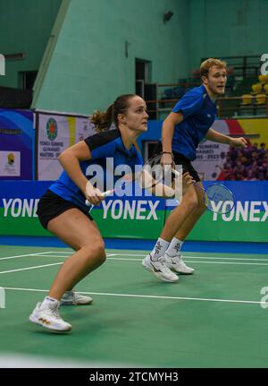 Guwahati, Indien. Dezember 2023. Mads Vestergaard und Christine Busch aus Dänemark spielen gegen Terry Hee Yong Kai und Jessica Tan Wei Han (nicht abgebildet) aus Singapur im Finale von Yonex-Sunrise Guwahati Masters 2023 Super 100 Mix Doppel Badminton Turnier im Sarju Sarai Indoor Sports Complex. Terry Hee Yong Kai und Jessica Tan Wei Han gewannen 21:19, 21:11. (Foto: Biplov Bhuyan/SOPA Images/SIPA USA) Credit: SIPA USA/Alamy Live News Stockfoto