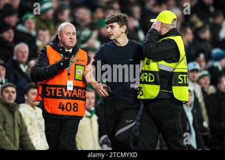 Glasgow, Großbritannien. Dezember 2023. Glasgow - Ein Eindringling im sechsten Leg der Gruppenphase der UEFA Champions League zwischen Celtic und Feyenoord im Celtic Park am 13. Dezember 2023 in Glasgow, Schottland. Credit: Box to Box Pictures/Alamy Live News Stockfoto