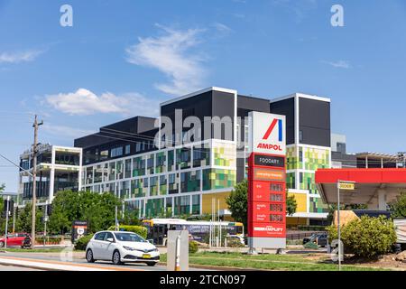 Wagga Wagga Basis australisches Krankenhaus im Stadtzentrum mit Ampol Tankstelle, Wagga Wagga, NSW, Australien Stockfoto