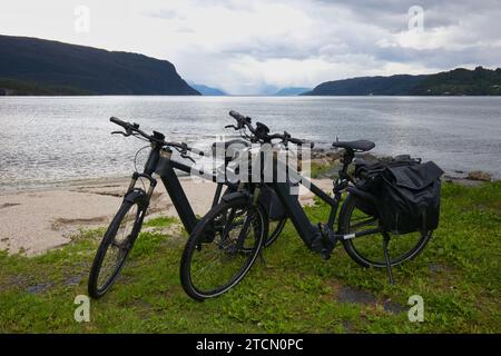 Zwei E-Bikes am Ufer des Hardangerfjords in Norwegen. Stockfoto