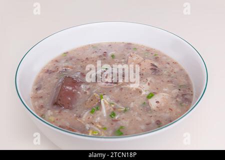 Chao Long, vietnamesisches Rice Congee, vietnamesisches Essen isoliert auf weißem Hintergrund, Nahaufnahme Stockfoto