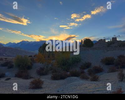 Sonnenuntergang über alten Ruinen in der Nähe von Yara Vilage in einem abgelegenen Tal des oberen Mustang District, Nepal Stockfoto