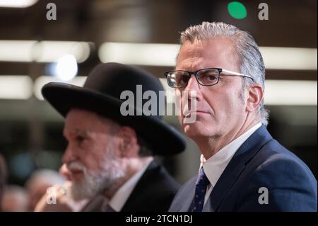 Madrid, Spanien. Dezember 2023. Javier Ortega Smith (R) und Rabbiner Moshe Bendahan (L) werden während der Hanukkah-Feier in Madrid gesehen. Der Bürgermeister von Madrid, Jose Luis Martinez-Almeida, hat an der Feier teilgenommen, die dieses Jahr wegen des Konflikts zwischen Israel und Palästina umstritten ist. Javier Ortega Smith, Generalsekretär der rechtsextremen VOX-Partei, nahm ebenfalls an der Feier Teil. Quelle: Marcos del Mazo/Alamy Live News Stockfoto