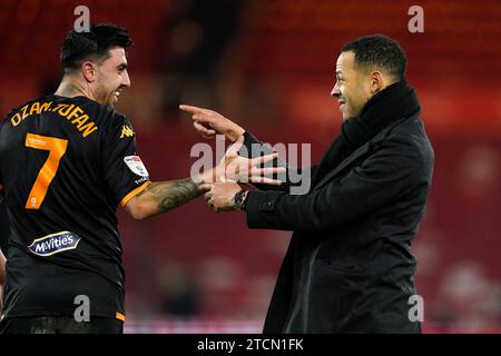 Hull City Manager Liam Rosenior (rechts) und Ozan Tufan feiern nach dem letzten Pfiff im Sky Bet Championship Match im Riverside Stadium. Middlesbrough. Bilddatum: Mittwoch, 13. Dezember 2023. Stockfoto