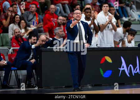 Murcia, Spanien. Dezember 2023. MARCO RAMONDINO ITALIEN CHEFTRAINER BERTRAM DERTHONA TORTONA WÄHREND DES SPIELS, UCAM MURCIA CB vs BERTRAM Derthona Tortona Basketball Champions League, Gruppe h, Murcia Sports Palace, Region Murcia, 14. Dezember, 2023 Credit: Pascu Méndez/Alamy Live News Stockfoto