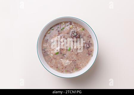 Chao Long, vietnamesisches Rice Congee, vietnamesisches Essen isoliert auf weißem Hintergrund, Blick von oben Stockfoto