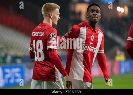 Antwerpen, Belgien. Dezember 2023. Arthur Vermeeren aus Antwerpen feiert am 13. Dezember 2023 im Bosuilstadion in Antwerpen, Belgien, ein Torschuss beim Spiel der UEFA Champions League Gruppe H zwischen Antwerpen und dem FC Barcelona (Foto: Andrew SURMA/ Credit: SIPA USA/Alamy Live News) Stockfoto