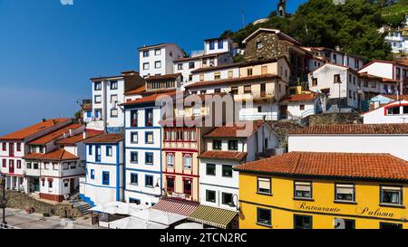 Farbenfrohe traditionelle Häuser mit roten Ziegeldächern im zentralen Teil einer kleinen Fischerstadt. Sonniger Tag. Cudillero, Asturien, Spanien. Stockfoto