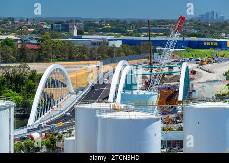 Die West Bridge über den Alexandra Canal, vom Sydney Airport in Australien aus gesehen. Das Brückendesign erinnert an die Bögen der Sydney Harbour Bridge. Stockfoto