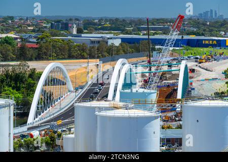 Die West Bridge über den Alexandra Canal, vom Sydney Airport in Australien aus gesehen. Das Brückendesign erinnert an die Bögen der Sydney Harbour Bridge. Stockfoto
