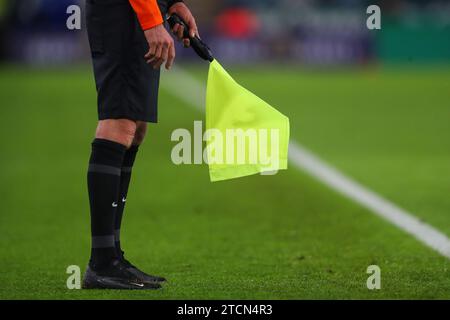 Die Flagge des Linienmanns beim Sky Bet Championship Match Leicester City gegen Millwall im King Power Stadium, Leicester, Großbritannien. Dezember 2023. (Foto: Gareth Evans/News Images) in, am 13.12.2023. (Foto: Gareth Evans/News Images/SIPA USA) Credit: SIPA USA/Alamy Live News Stockfoto