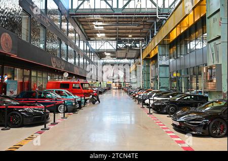 Motorworld in München - Zentrum für exklusive Autos sowie Oldtimer- und Sammlerfahrzeuge Stockfoto