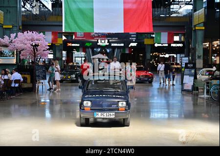 Motorworld in München - Zentrum für exklusive Autos sowie Oldtimer- und Sammlerfahrzeuge Stockfoto