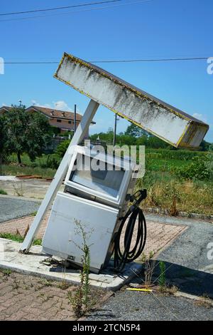 Casale/Italien - 22. Juli 2023: Eine verlassene Tankstelle als Symbol für die Energiewende weg von fossilen Brennstoffen Stockfoto