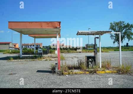 Casale/Italien - 22. Juli 2023: Eine verlassene Tankstelle als Symbol für die Energiewende weg von fossilen Brennstoffen Stockfoto