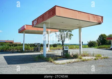 Casale/Italien - 22. Juli 2023: Eine verlassene Tankstelle als Symbol für die Energiewende weg von fossilen Brennstoffen Stockfoto