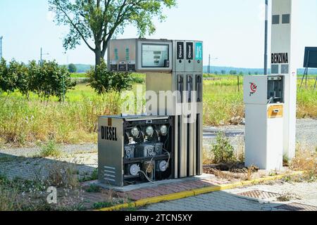 Casale/Italien - 22. Juli 2023: Eine verlassene Tankstelle als Symbol für die Energiewende weg von fossilen Brennstoffen Stockfoto