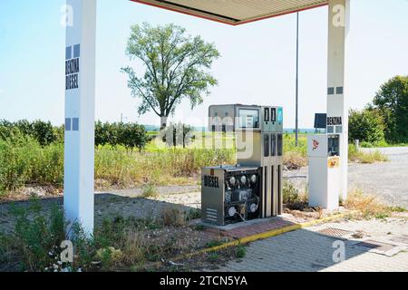 Casale/Italien - 22. Juli 2023: Eine verlassene Tankstelle als Symbol für die Energiewende weg von fossilen Brennstoffen Stockfoto