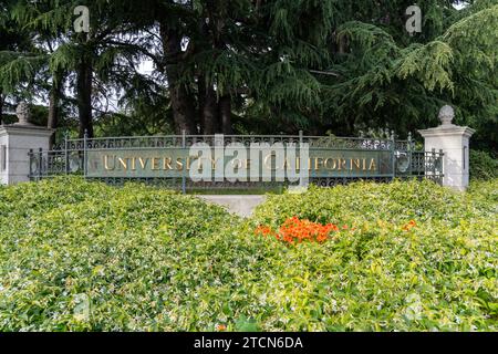 Schild der University of California vor dem Campus der UC Berkeley, Kalifornien, 5. Juni 2023. Stockfoto