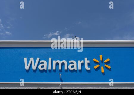 Walmart-Schild auf dem Gebäude. Kalifornien, USA Stockfoto