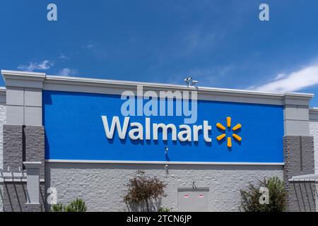 Walmart-Schild auf dem Gebäude. Kalifornien, USA Stockfoto